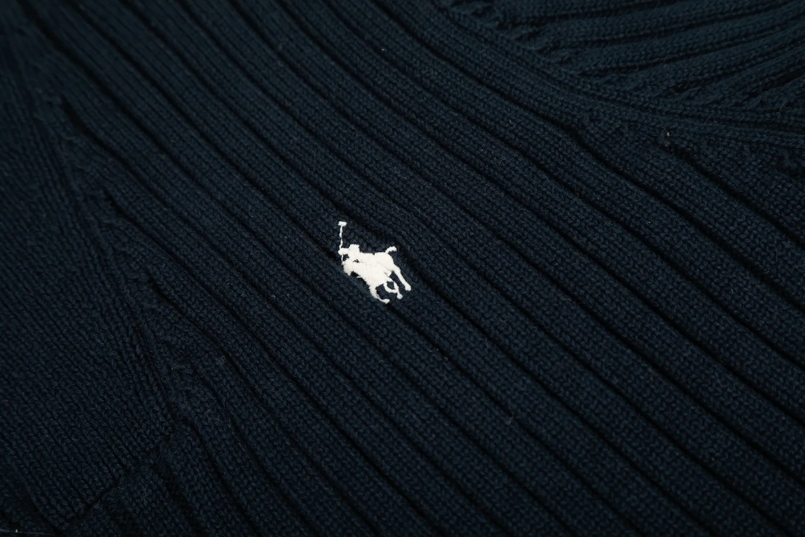 P250 Top quality" Style number: DS114# (not off the shelves all year round) [Ralph Lauren half-zip solid color pony embroidered logo striped knitted sweater] ✅Ralph Lauren half-zip classic basic versatile unisex couple pullover sweater ✅Main supplier platform live broadcast Wholesale entity Replenish when out of stock Not off the shelf ✅ZP quality 1:1 version Scan the code to enter the GF website Counter quality ✅Detailed quality The only one in Guangzhou Imported quality cotton yarn, focusing on high-end, cost-effective, good quality needless to say. ✅Restore the original version. The maximum size can be worn up to 190 pounds. Loose, comfortable and stress-free. ✅The upper body is simple and easy to match. A must-have item for ootd. Good-looking clothes are never picky. Recommended must-have items in the wardrobe. Size: S-XL. Color: Black, white, gray, khaki, navy blue, white label, red gold label.